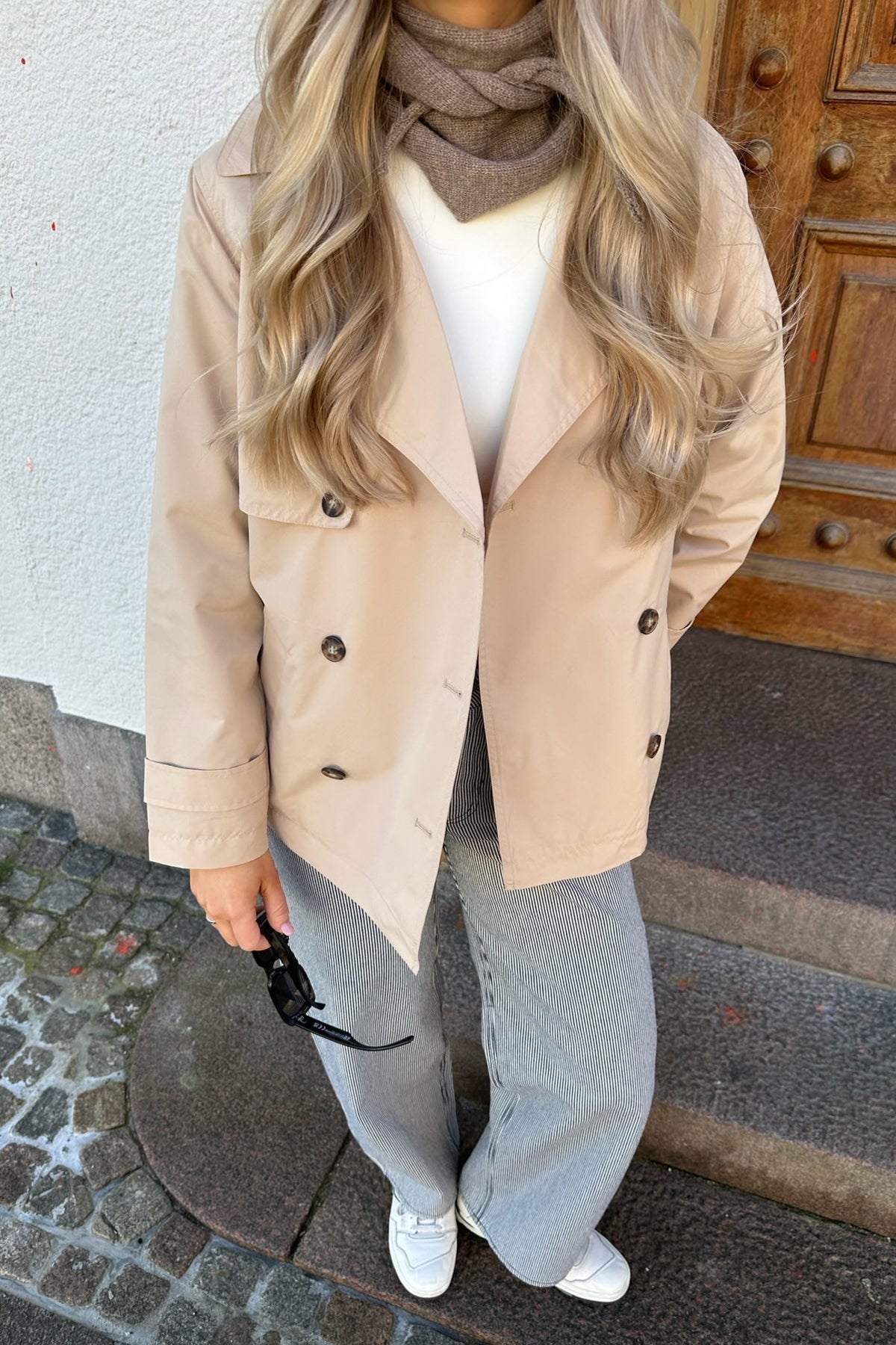 Kort Trench Coat - Skärp - Dubbelknäppt - Beige Trench Coat - Trench Coat Dam