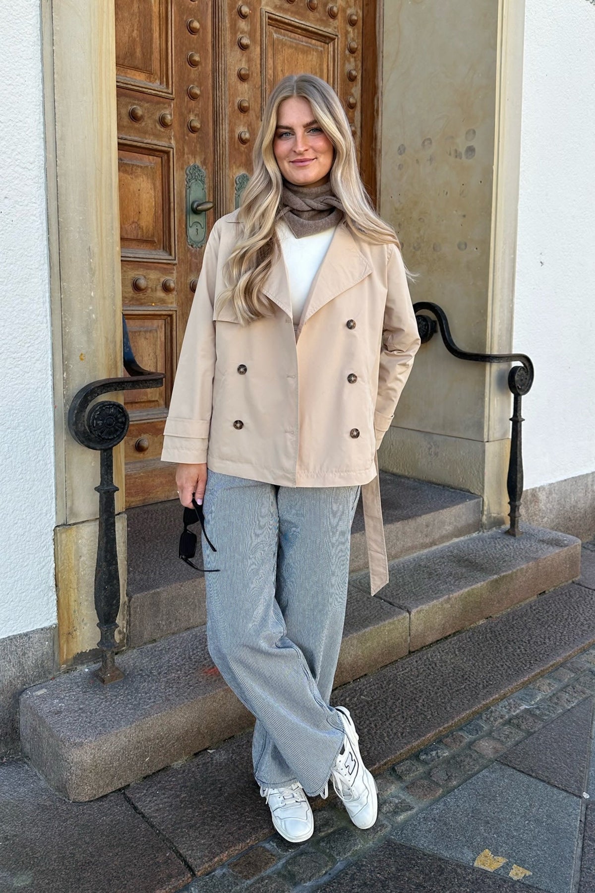 Kort Trench Coat - Skärp - Dubbelknäppt - Beige Trench Coat - Trench Coat Dam
