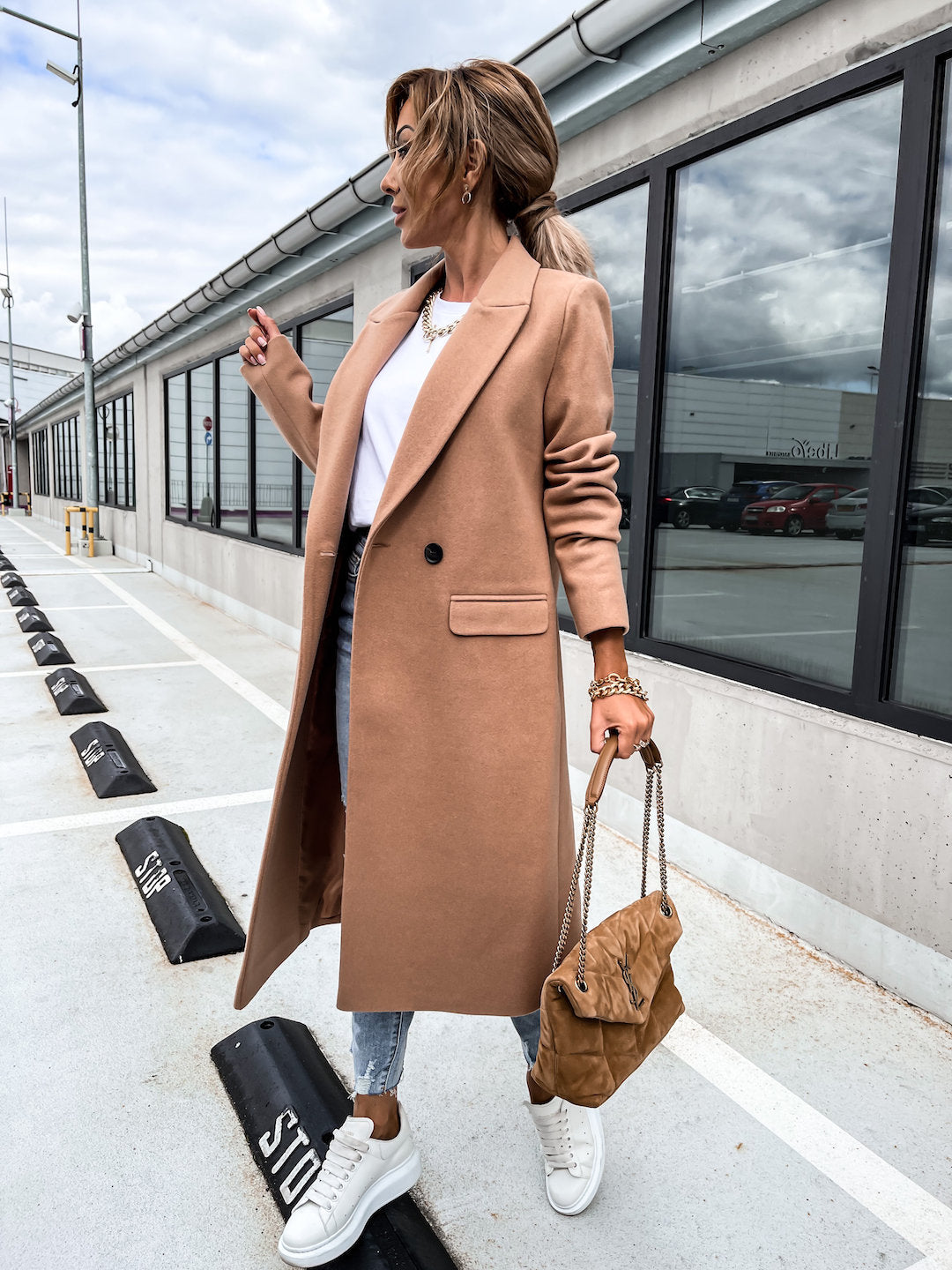 Trenchcoat i ull – Lång dubbelknäppt kappa i ullmix för kvinnor