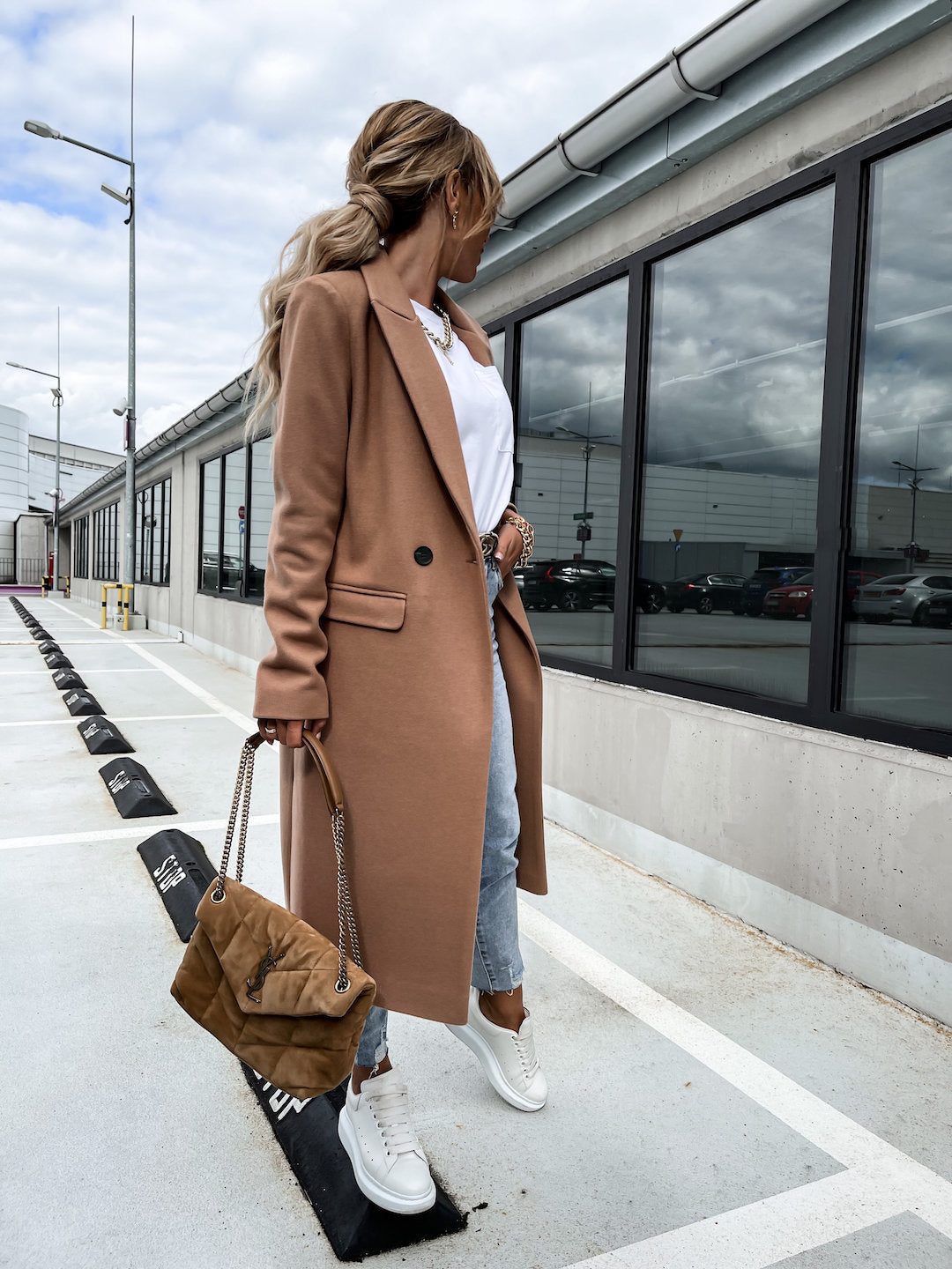 Trenchcoat i ull – Lång dubbelknäppt kappa i ullmix för kvinnor