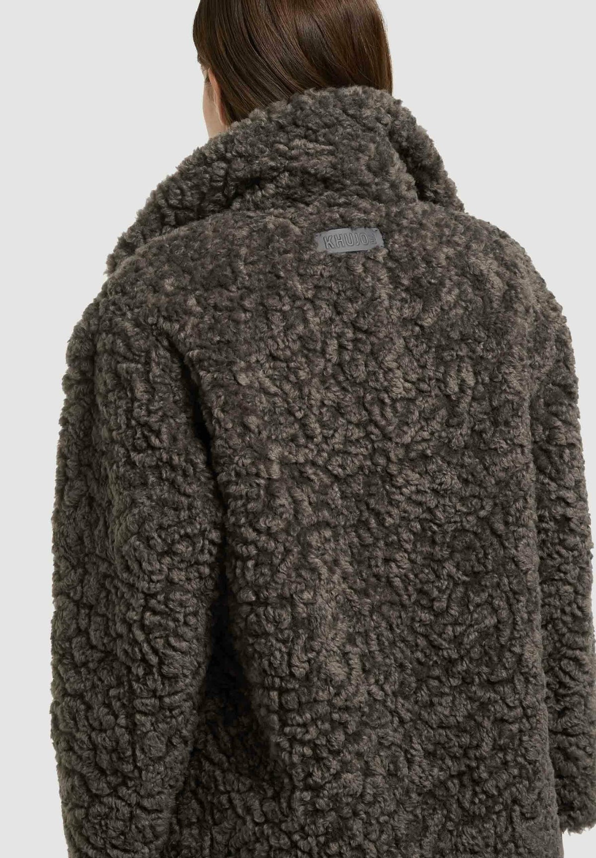 Alma, grå knälång kappa i lockig fuskpäls, närbild på fuskpälsen