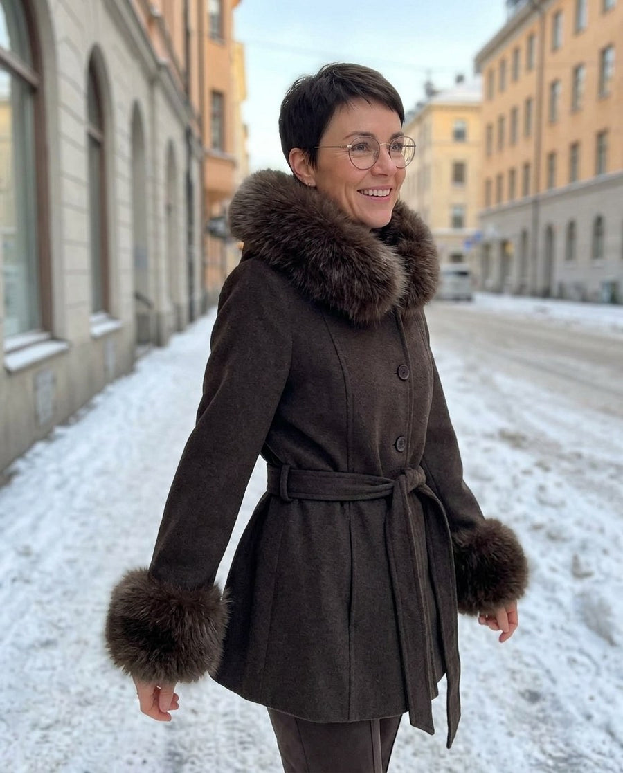 Brun kappa en kall förmiddag på en snöig gata