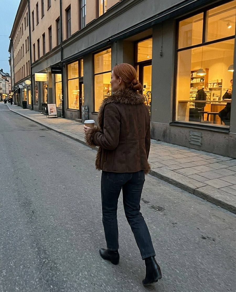 Nora, damjacka i mockalook med fuskpälskant i brun, stylinginspiration en kväll i stan