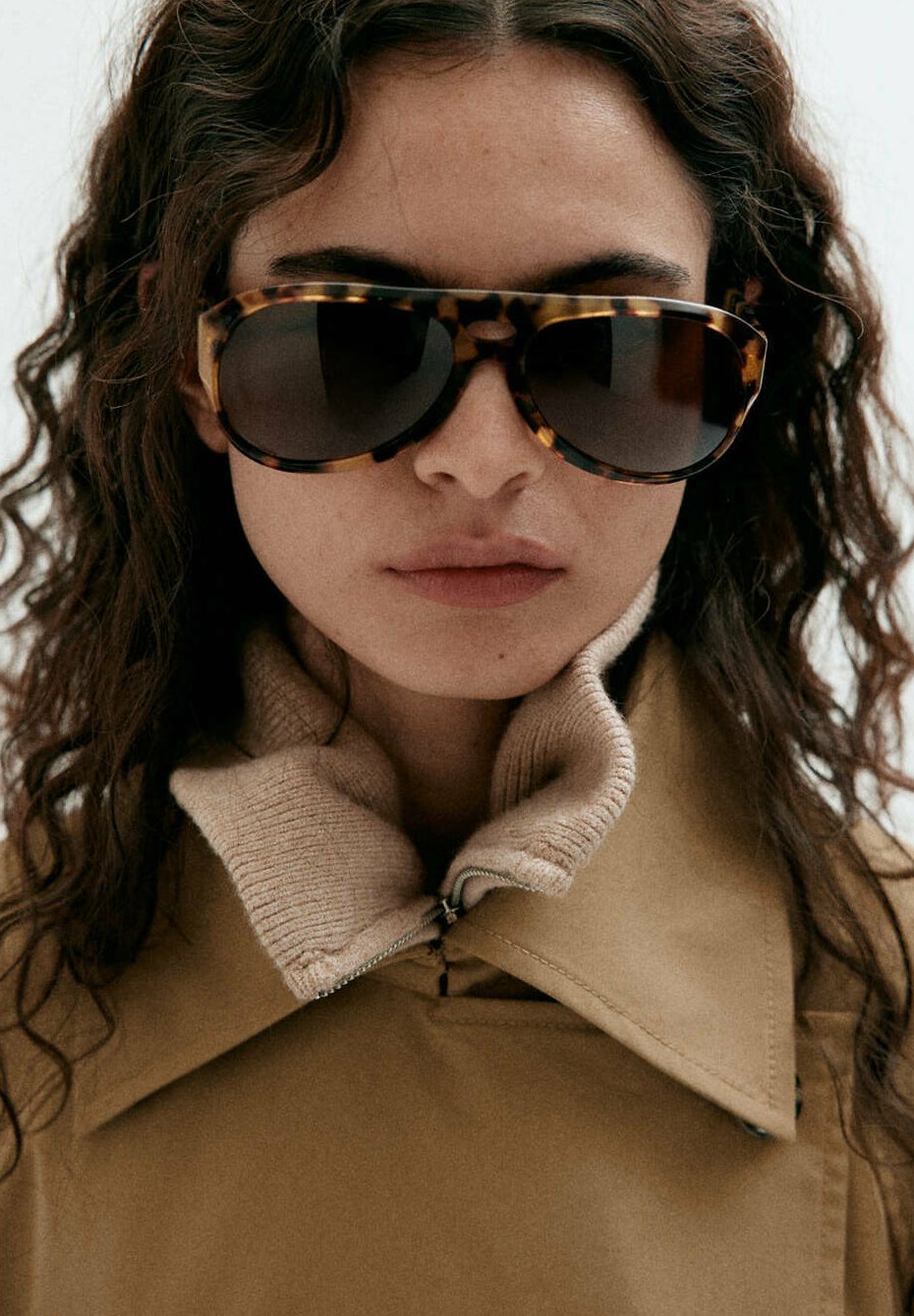 Elin, beige kort trenchcoat med skärp, närbild på kragen