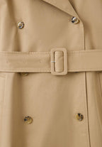 Elin, beige kort trenchcoat med skärp, närbild på skärpet