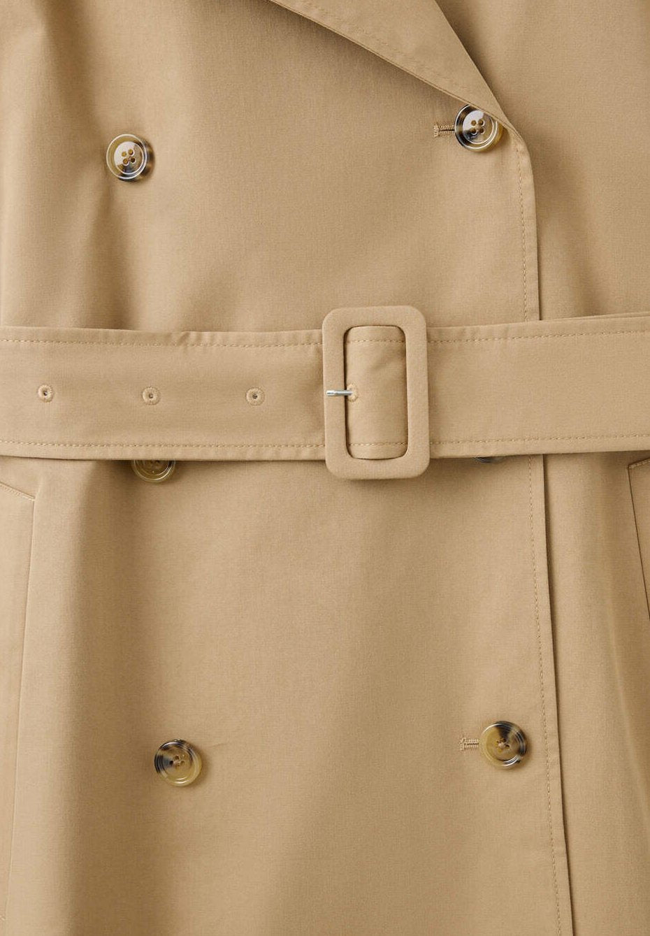 Elin, beige kort trenchcoat med skärp, närbild på skärpet