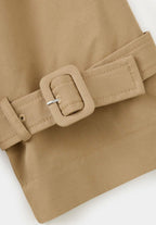 Elin, beige kort trenchcoat med skärp, närbild på spännet