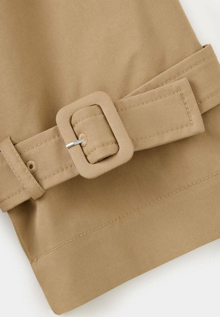 Elin, beige kort trenchcoat med skärp, närbild på spännet