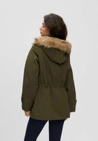 Ellen, mörkgrön parkas med huva, bakifrån