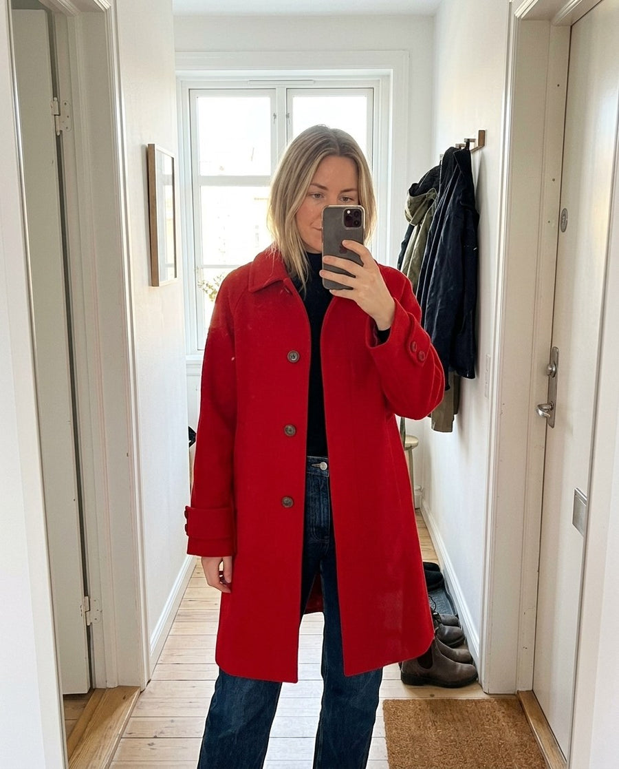 Linnea, klassisk röd kappa för dam i röd, stylinginspiration spegelbild i hallen