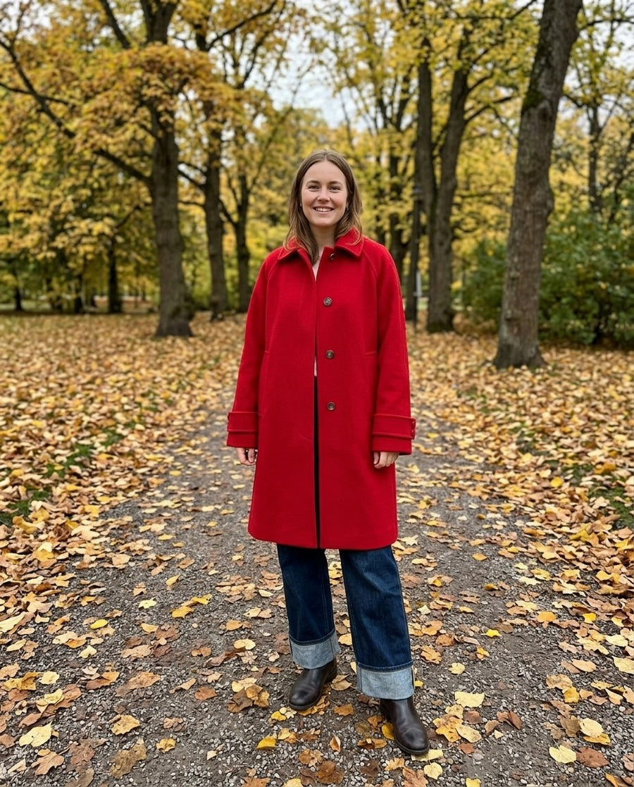 Linnea, klassisk röd kappa för dam i röd, stylinginspiration i en höstpark