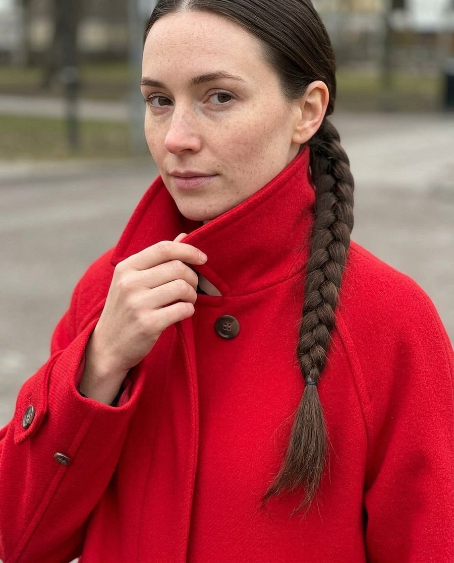 Linnea, klassisk röd kappa för dam i röd, stylinginspiration närbild på materialet