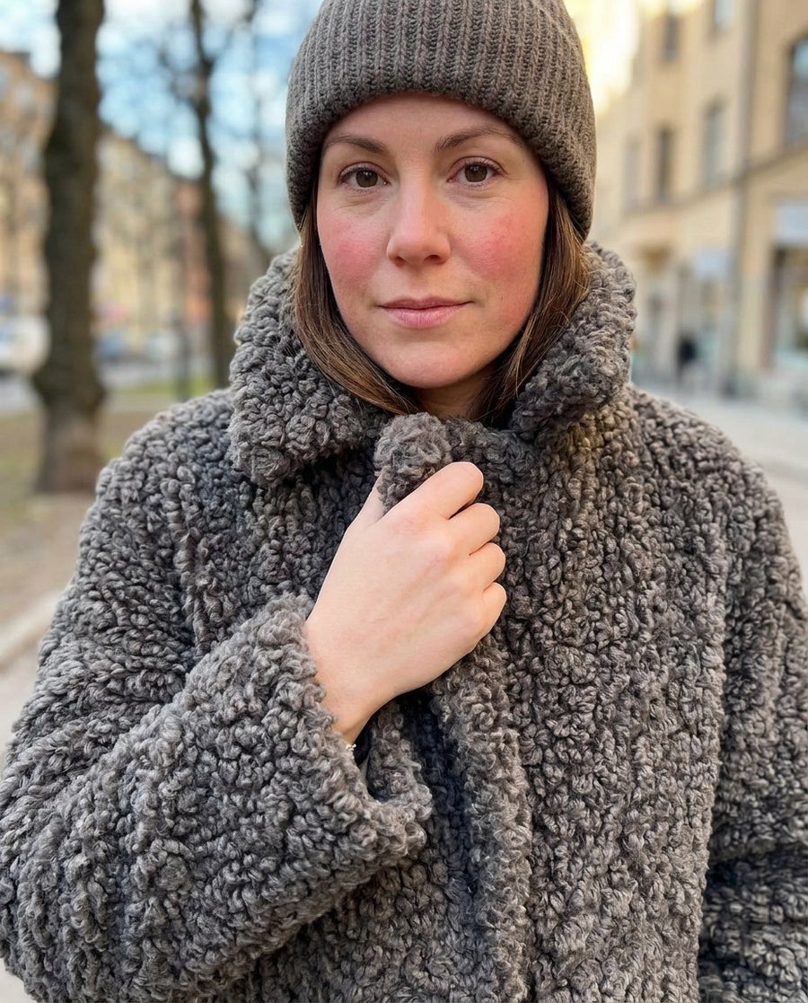 Alma, knälång kappa i lockig fuskpäls för dam i grå, stylinginspiration närbild på materialet