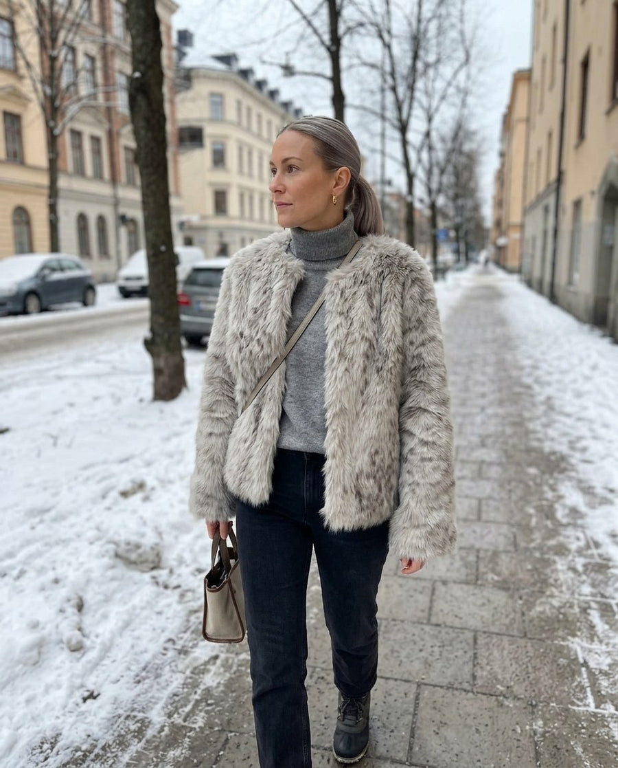 Maja, kort fuskpälsjacka med djurmönster för dam i ljusgrå, stylinginspiration på en snöig gata