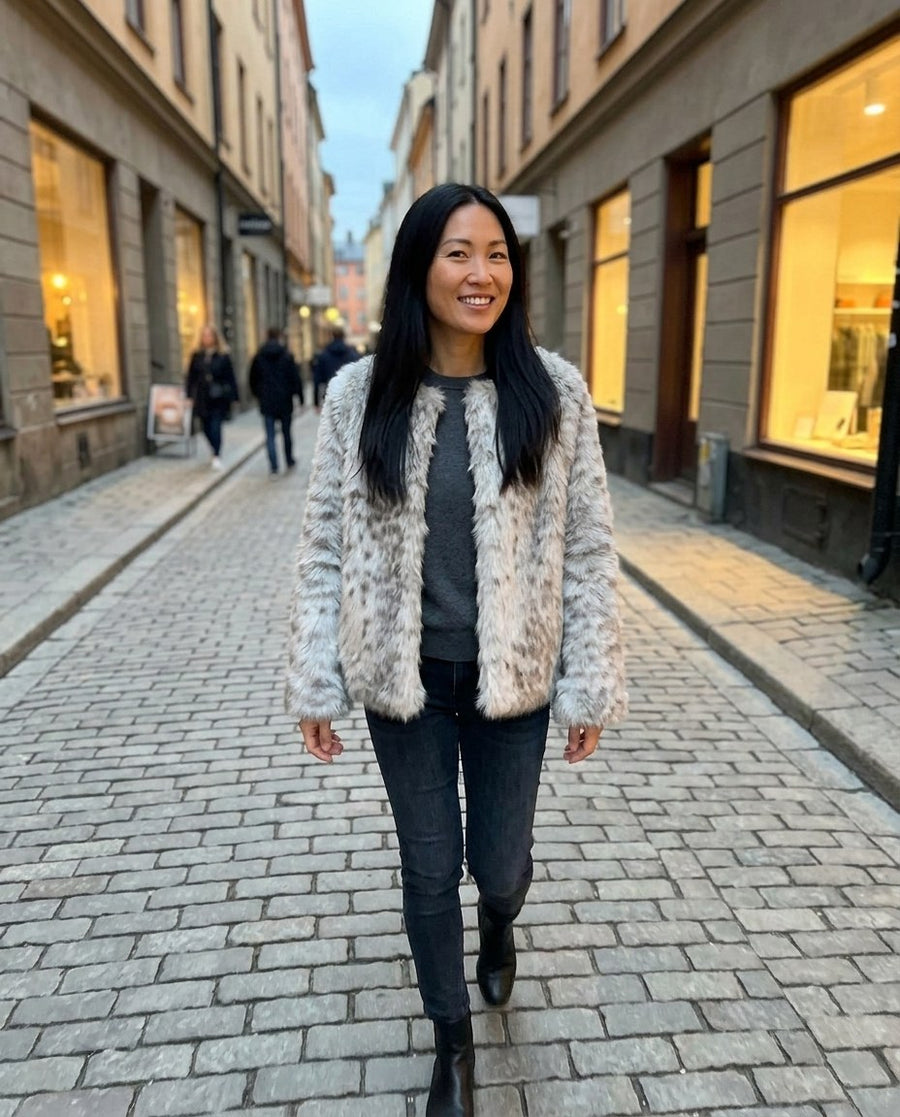 Maja, kort fuskpälsjacka med djurmönster för dam i ljusgrå, stylinginspiration en kväll i stan