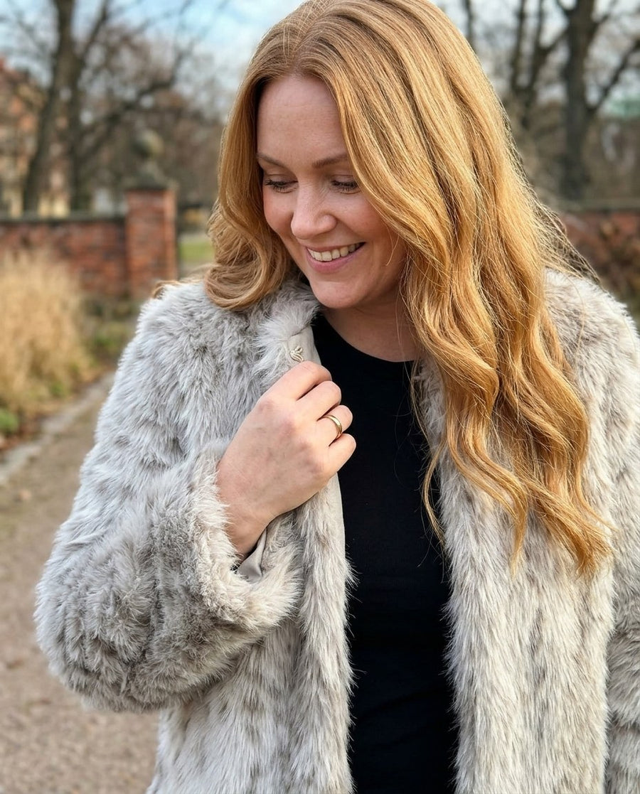 Maja, kort fuskpälsjacka med djurmönster för dam i ljusgrå, stylinginspiration närbild på materialet