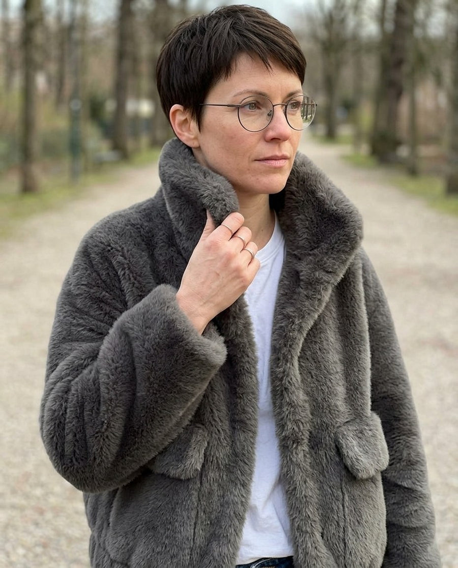 Hedda, kort jacka i mjuk fuskpäls för dam i grå, stylinginspiration närbild på materialet