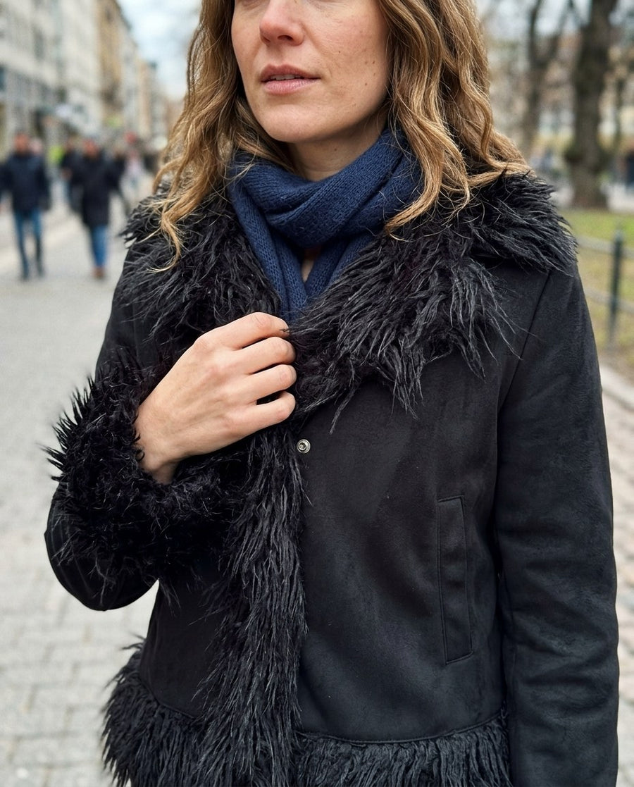 Selma, kort jacka med fuskpälskant för dam i svart, stylinginspiration närbild på materialet