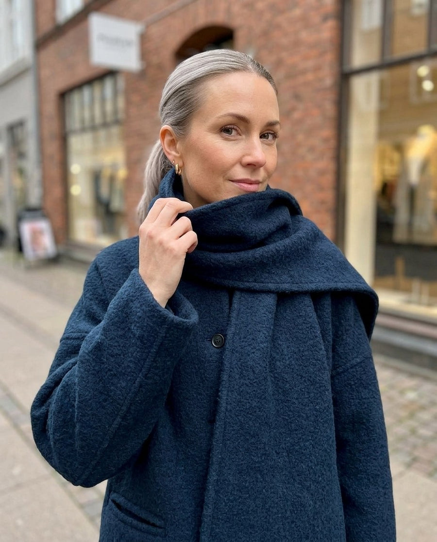 Ebba, kort kappa i ullmix med halsduk för dam i mörkblå, stylinginspiration närbild på materialet