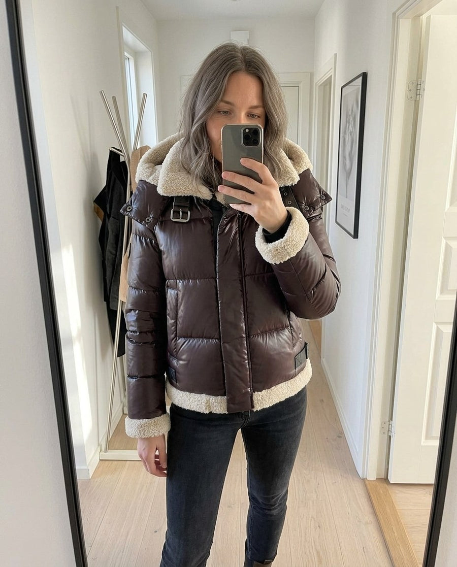 Agnes, kort pufferjacka med fuskpälsdetaljer för dam i mörkbrun, stylinginspiration spegelbild i hallen