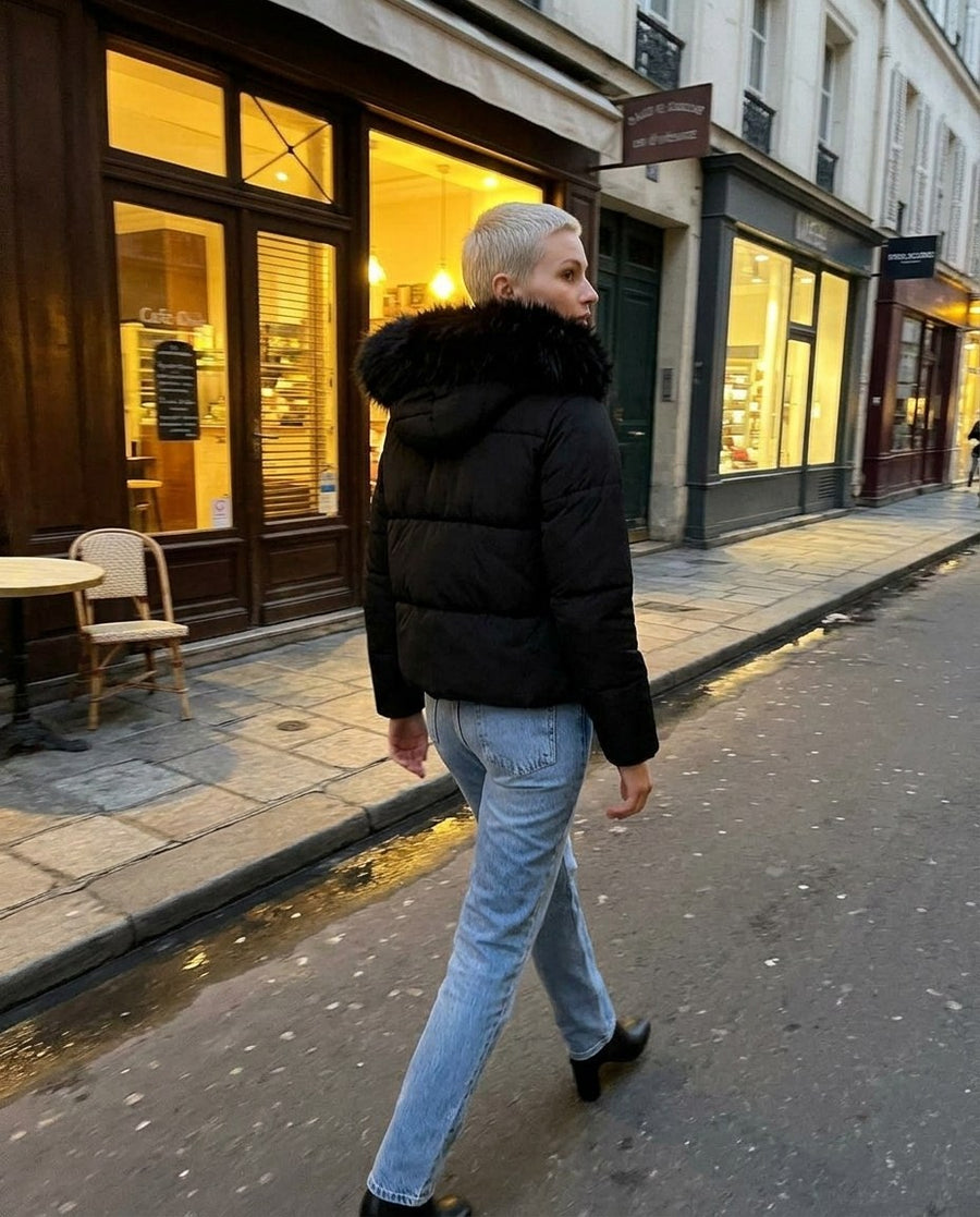Ida, kort pufferjacka med fuskpälshuva för dam i svart, stylinginspiration en kväll i stan
