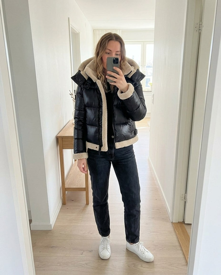 Ingrid, kort pufferjacka med teddyfoder för dam i svart, stylinginspiration spegelbild i hallen
