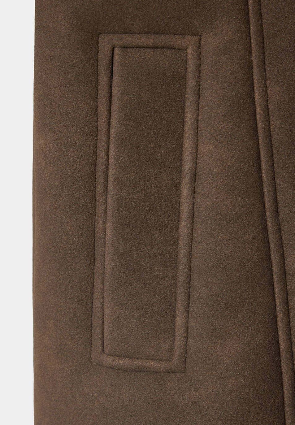 Nora, brun jacka i mockalook med fuskpälskant, närbild på fickan