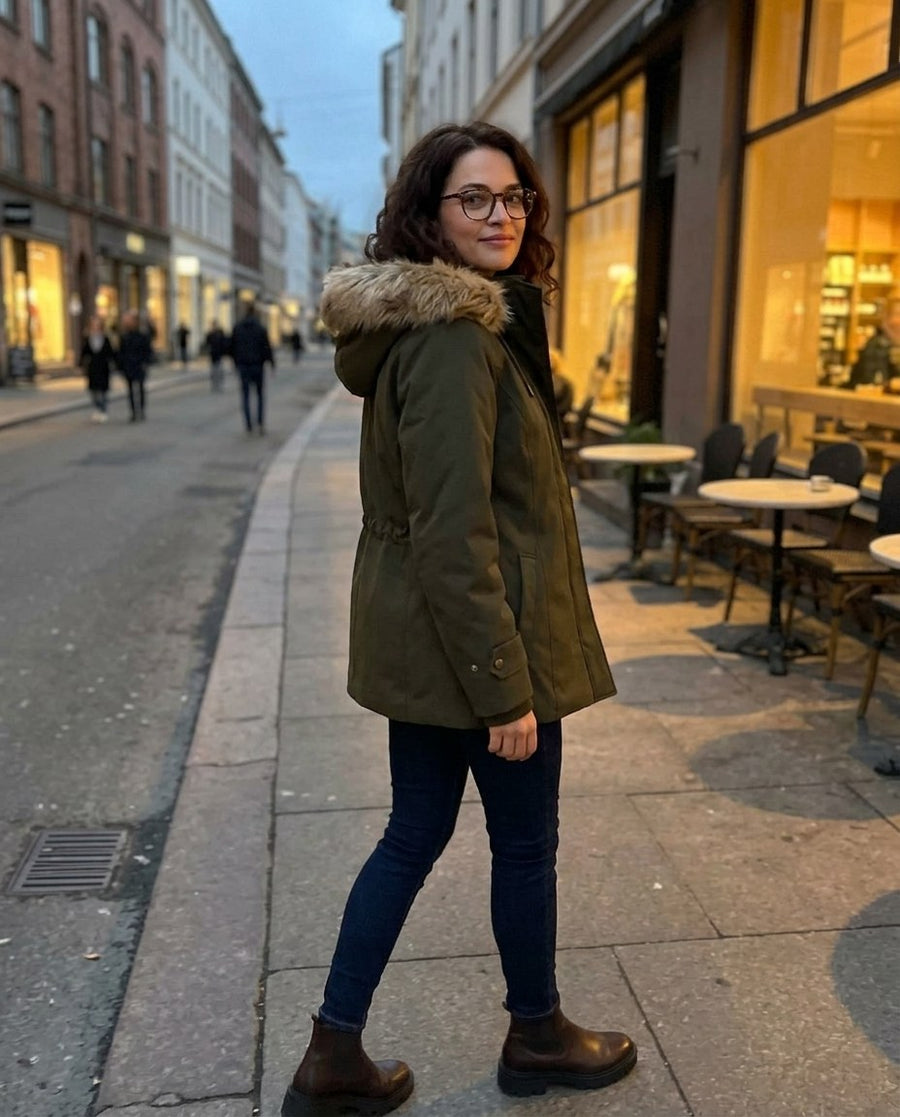 Ellen, parkas med huva för dam i mörkgrön, stylinginspiration en kväll i stan