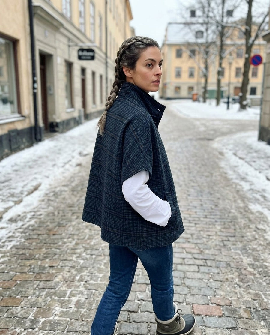 Liv, rutig cape i ullmix för dam i mörkblå, stylinginspiration på en snöig gata