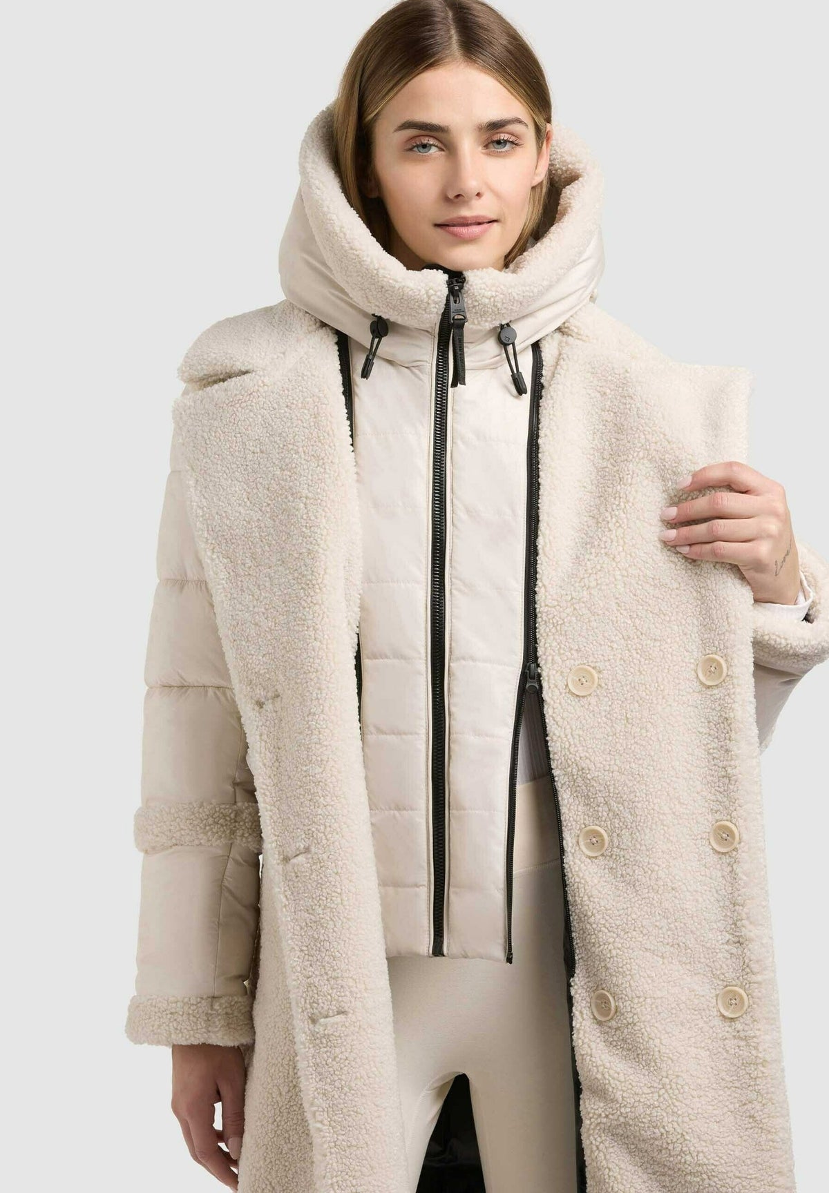 Sigrid, gräddvit lång 2-i-1-kappa i teddy, närbild på huvan