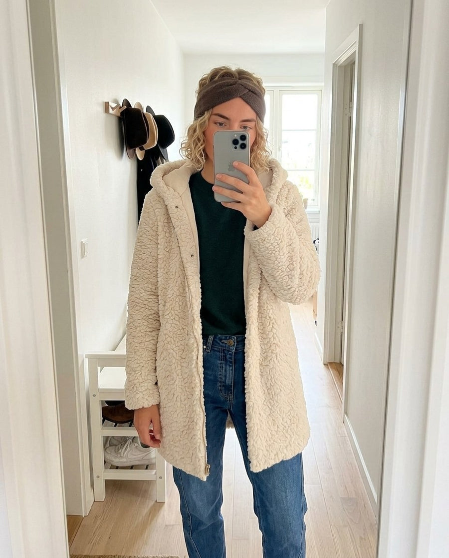 Tove, teddykappa med huva för dam i sand, stylinginspiration spegelbild i hallen
