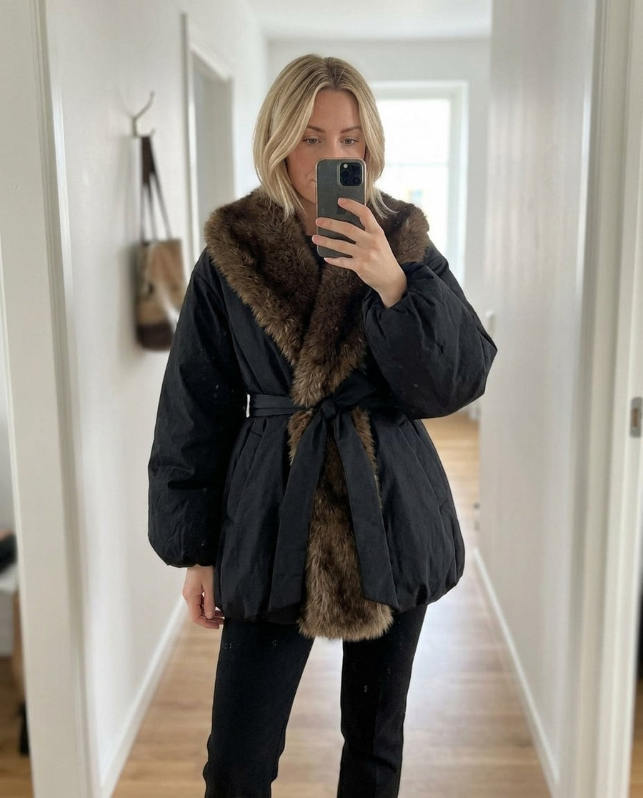 Tilda, vadderad damjacka med fuskpälskrage och skärp i svart, stylinginspiration spegelbild i hallen