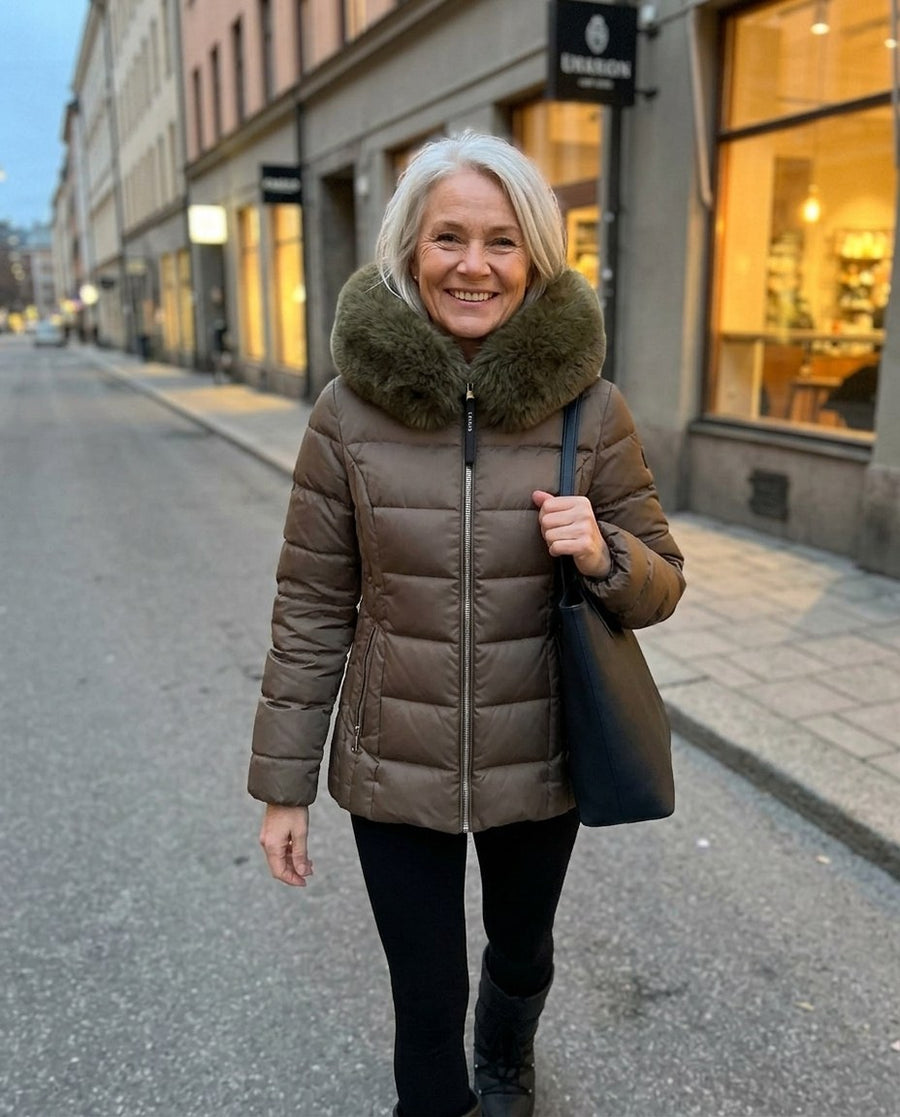 Wilma, vadderad jacka med fuskpälshuva för dam i brun, stylinginspiration en kväll i stan